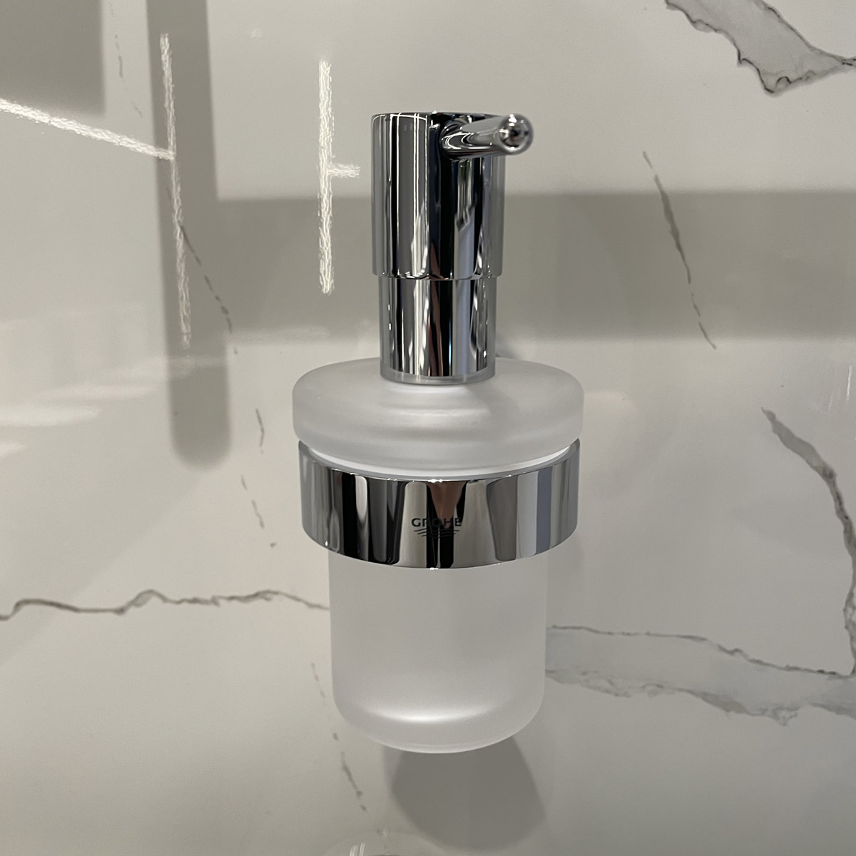 Bộ hộp xịt xà phòng gắn tường Essentials GROHE 40448001