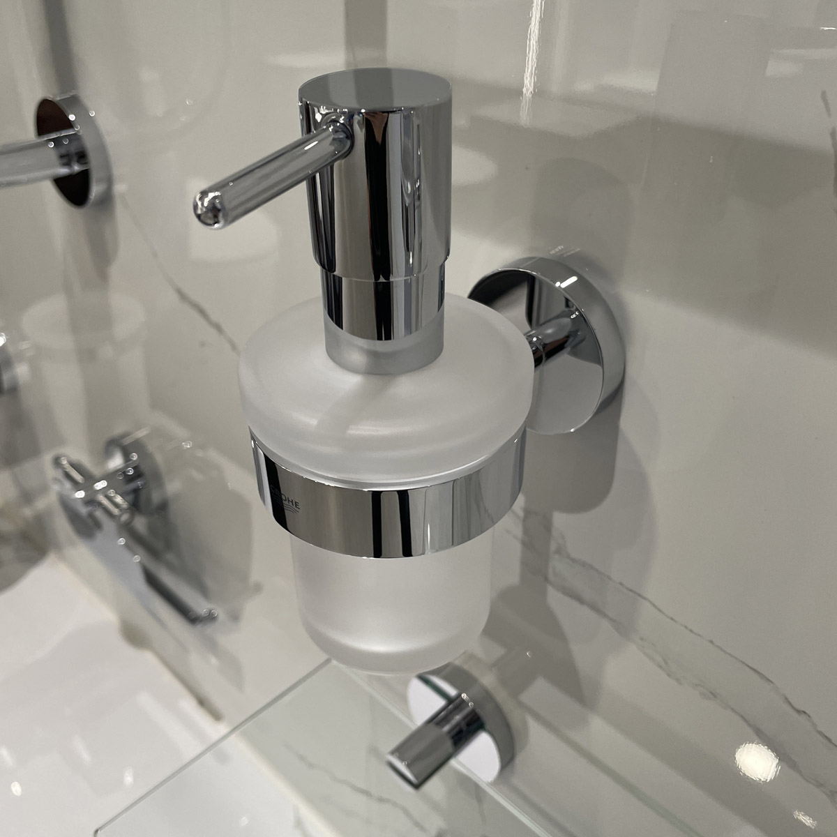 Bộ hộp xịt xà phòng gắn tường Essentials GROHE 40448001