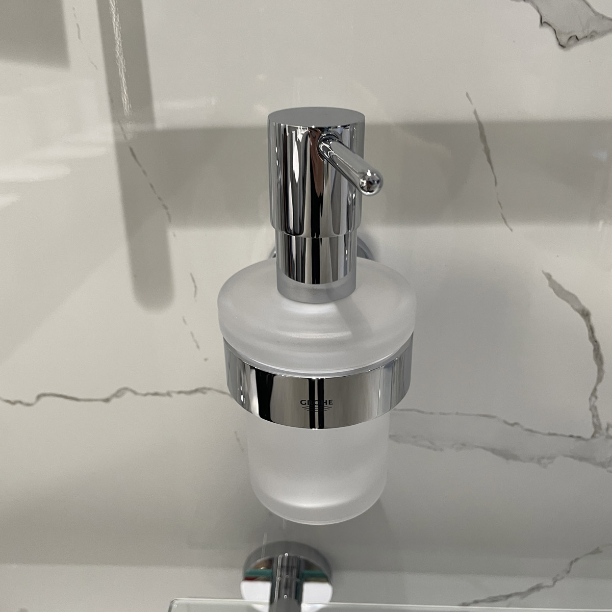 Bộ hộp xịt xà phòng gắn tường Essentials GROHE 40448001