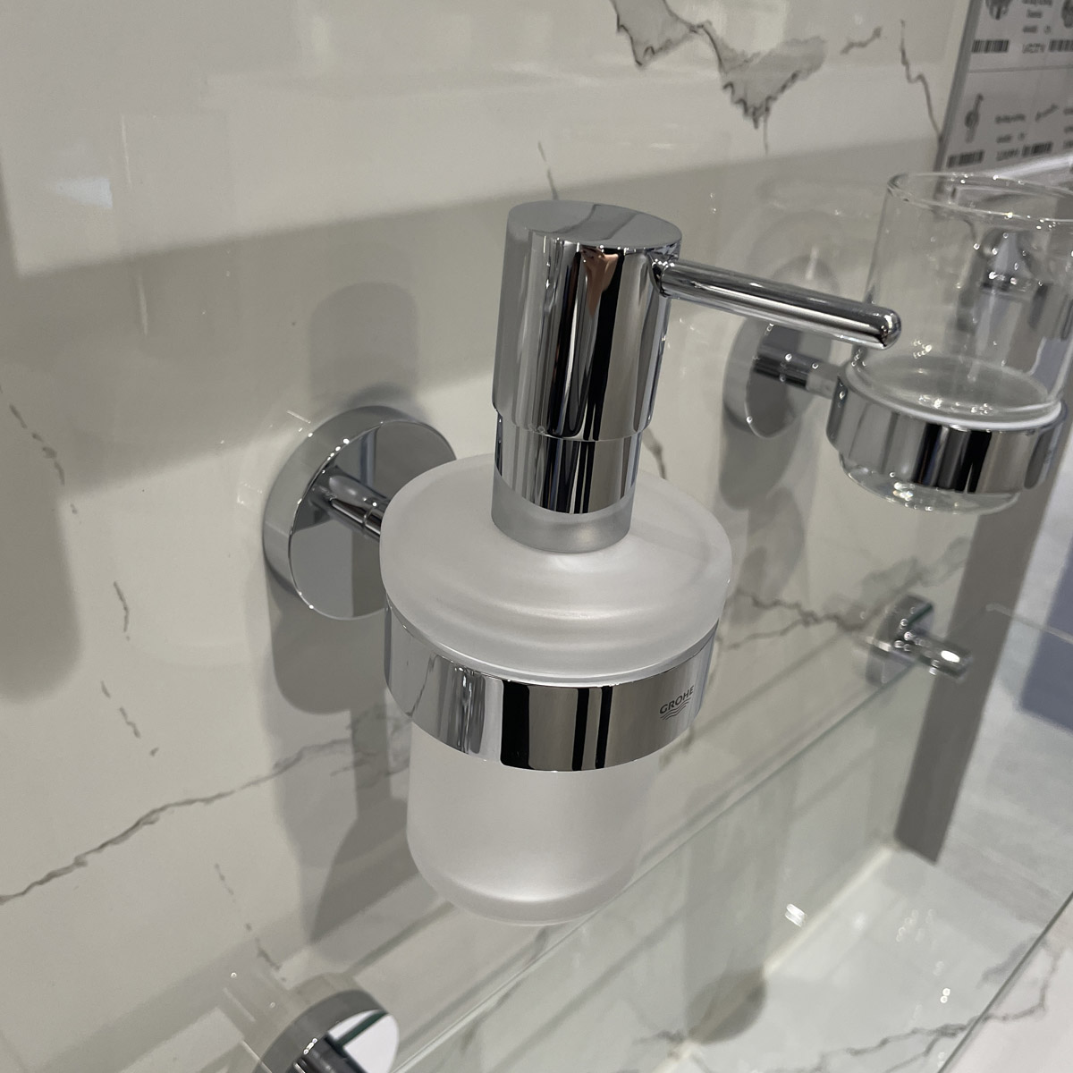 Bộ hộp xịt xà phòng gắn tường Essentials GROHE 40448001