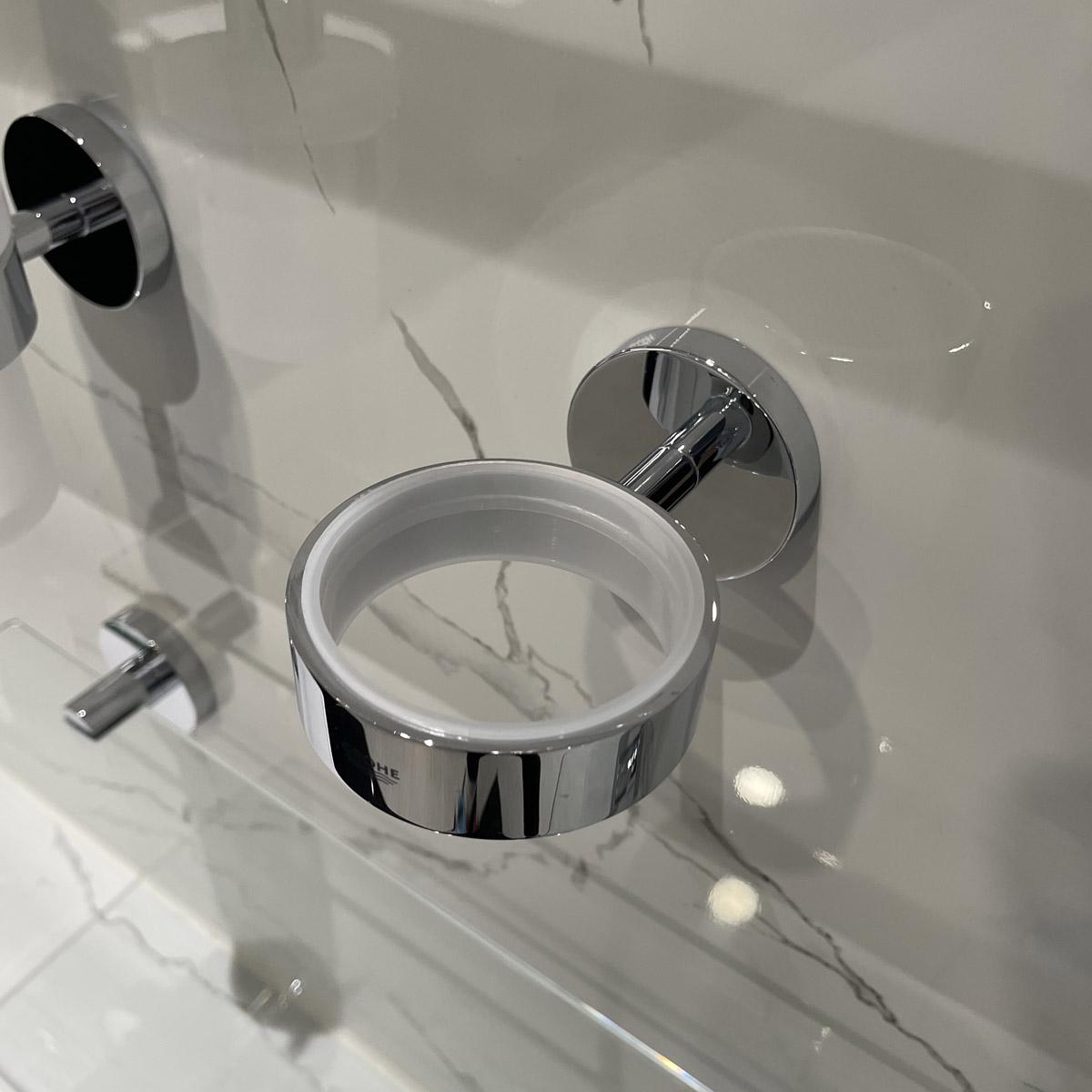 Bộ giá và ly thủy tinh gắn tường Essentials GROHE 40447001