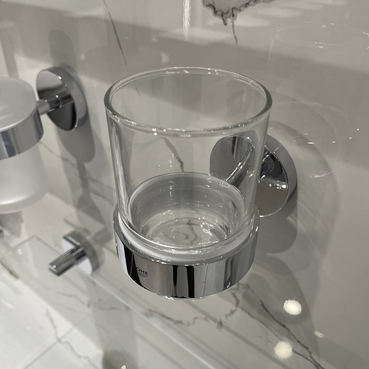 Bộ giá và ly thủy tinh gắn tường Essentials GROHE 40447001