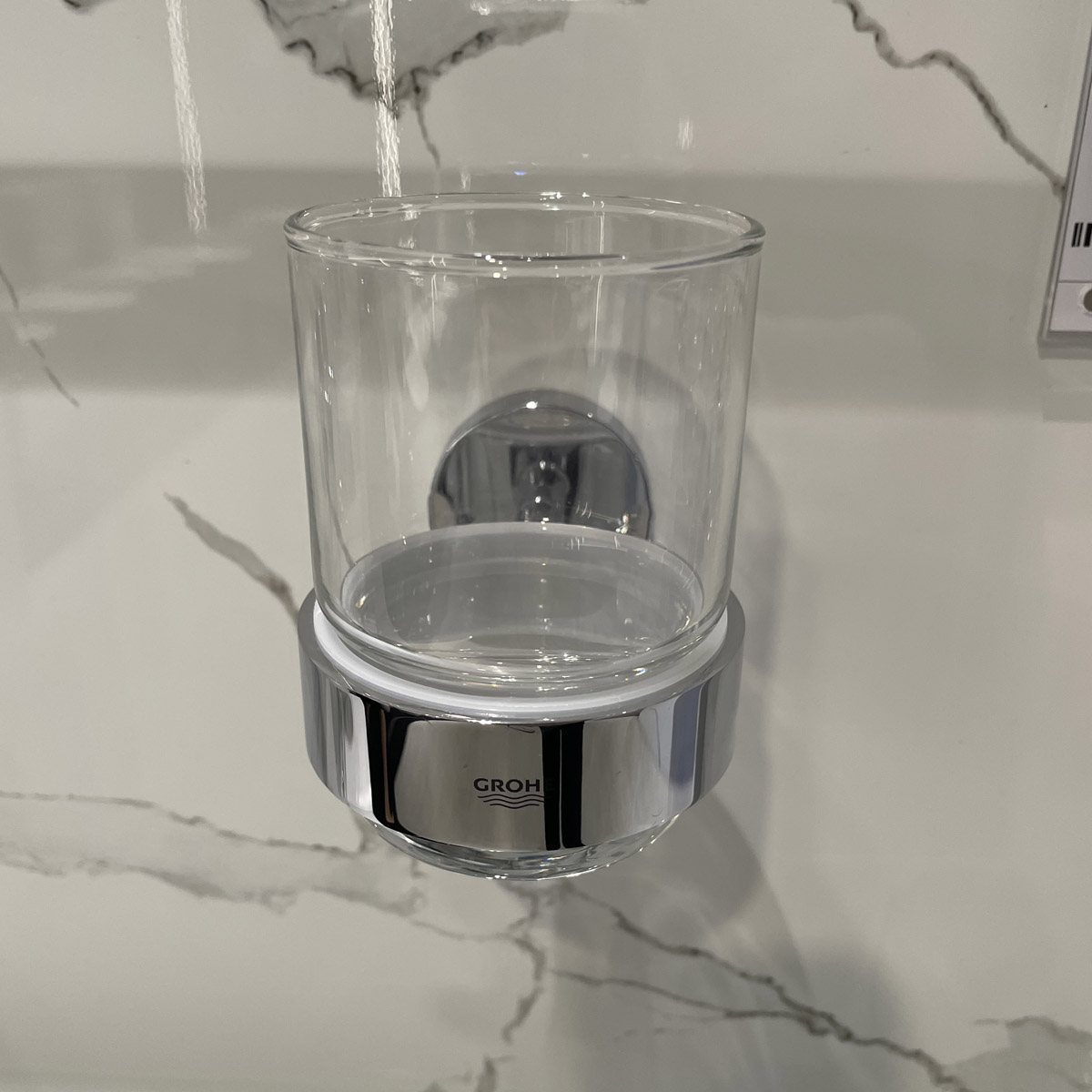 Bộ giá và ly thủy tinh gắn tường Essentials GROHE 40447001