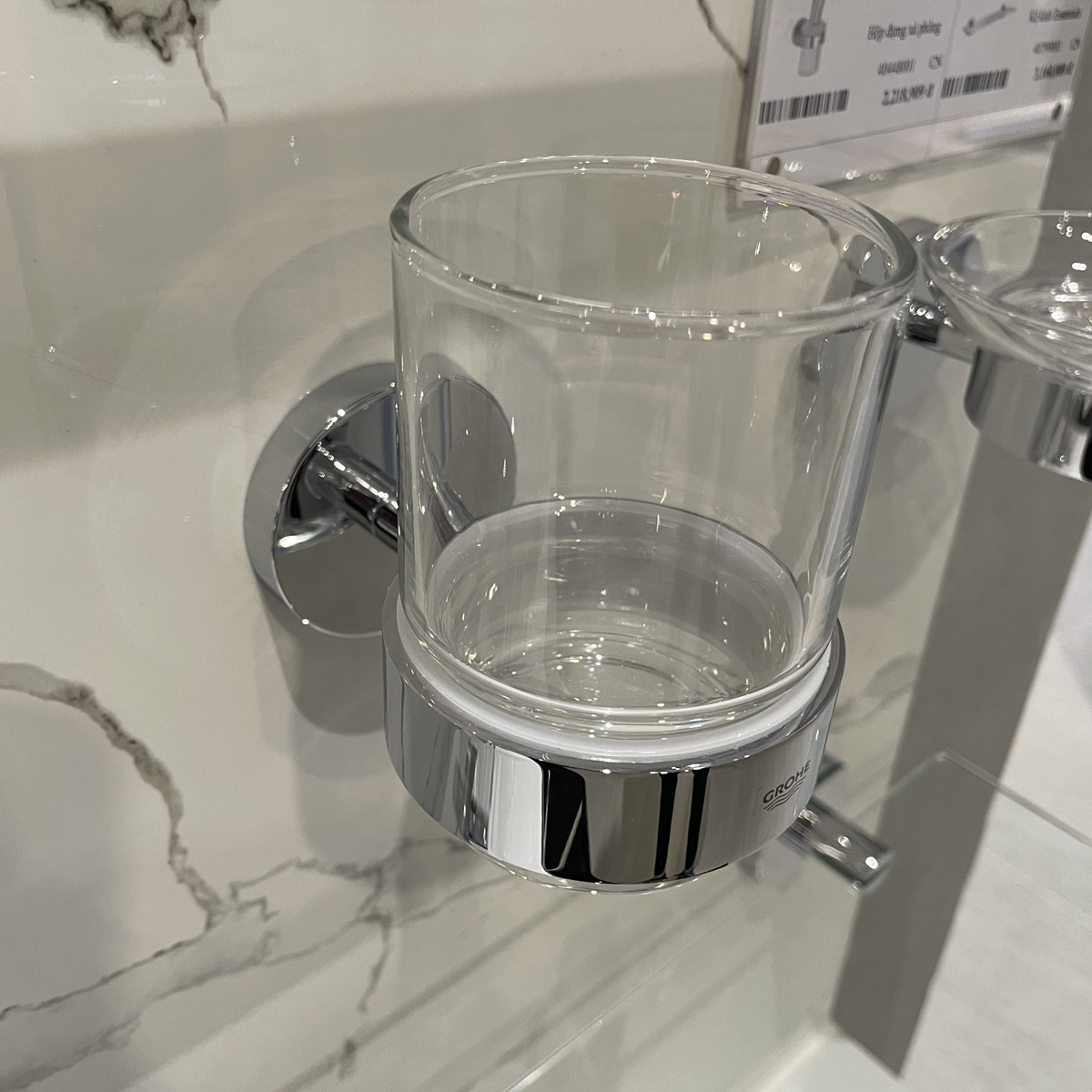 Bộ giá và ly thủy tinh gắn tường Essentials GROHE 40447001