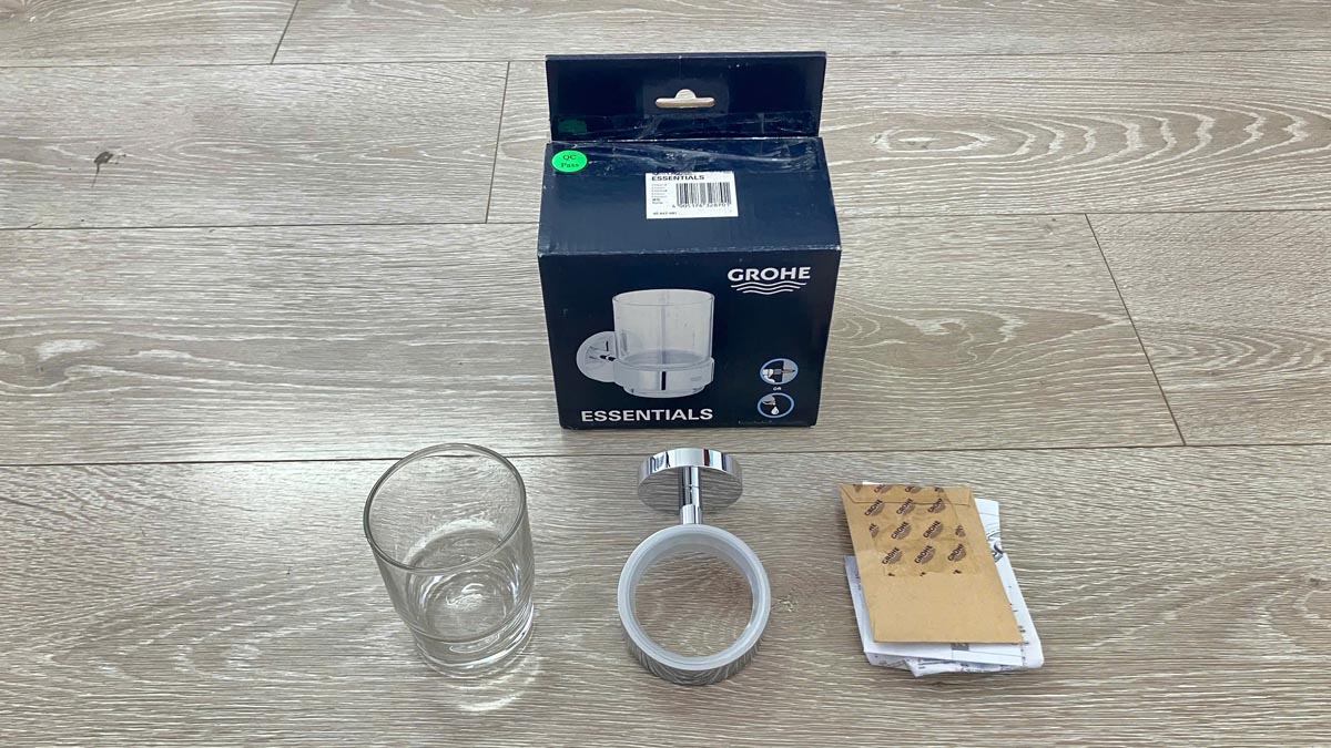 Bộ giá và ly thủy tinh gắn tường Essentials GROHE 40447001