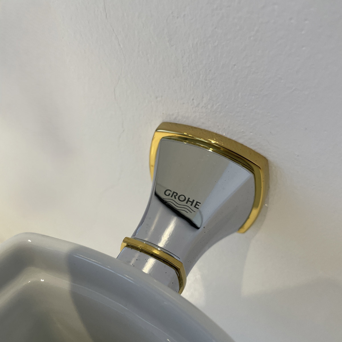 Bộ giá và ly sứ gắn tường Grandera Grohe 40626IG0