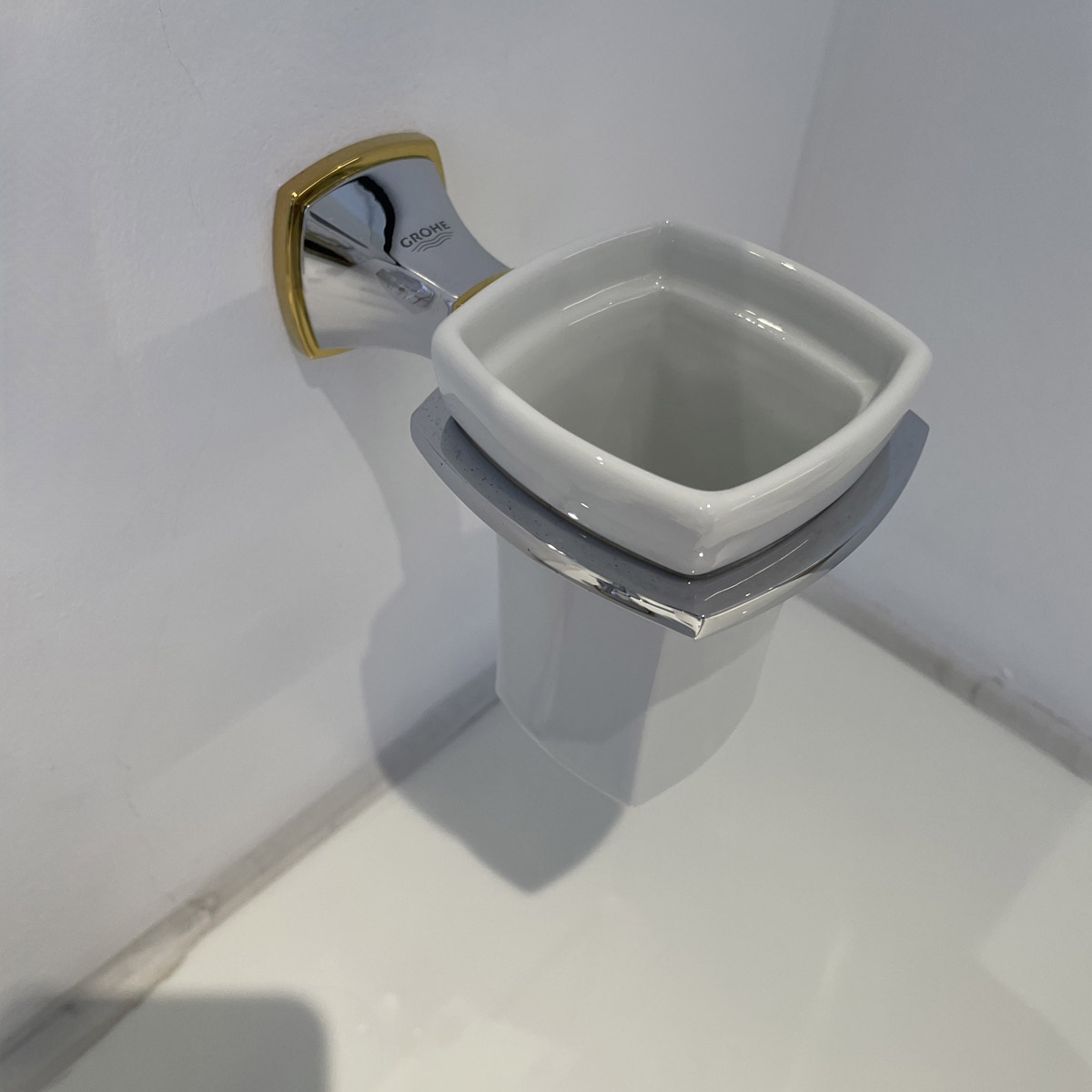 Bộ giá và ly sứ gắn tường Grandera Grohe 40626IG0