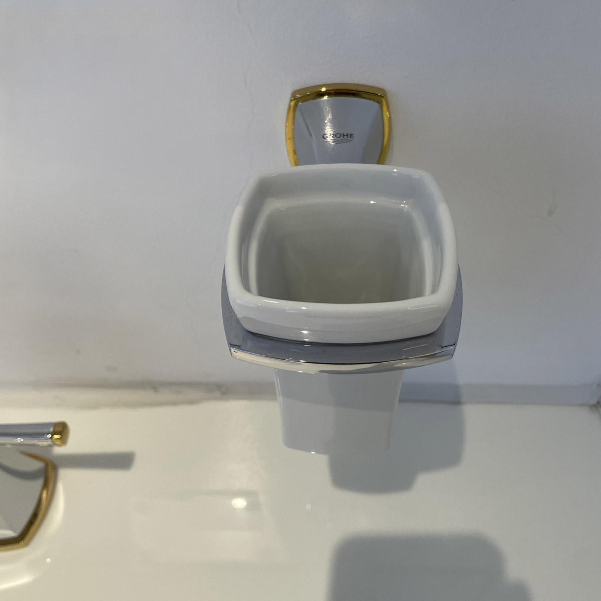 Bộ giá và ly sứ gắn tường Grandera Grohe 40626IG0