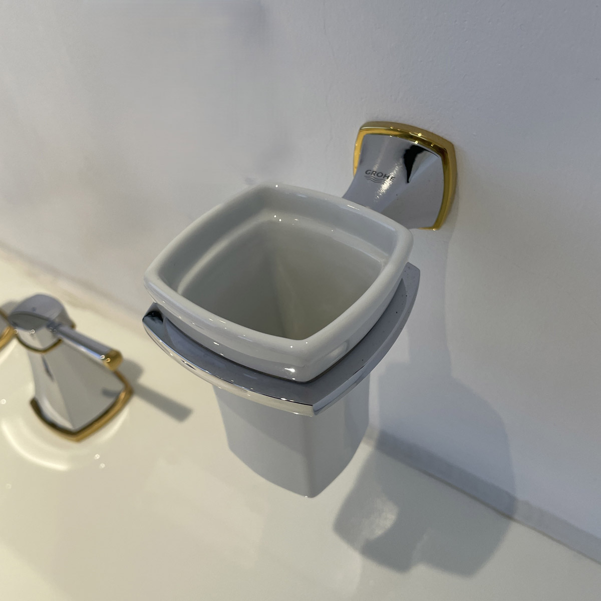 Bộ giá và ly sứ gắn tường Grandera Grohe 40626IG0