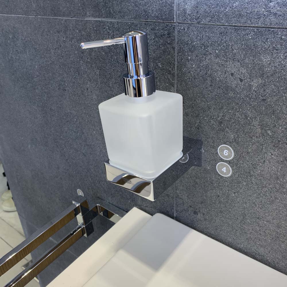 Giá đỡ ly thủy tinh hoặc dĩa và hộp xịt xà phòng Selection Cube GROHE 40865000