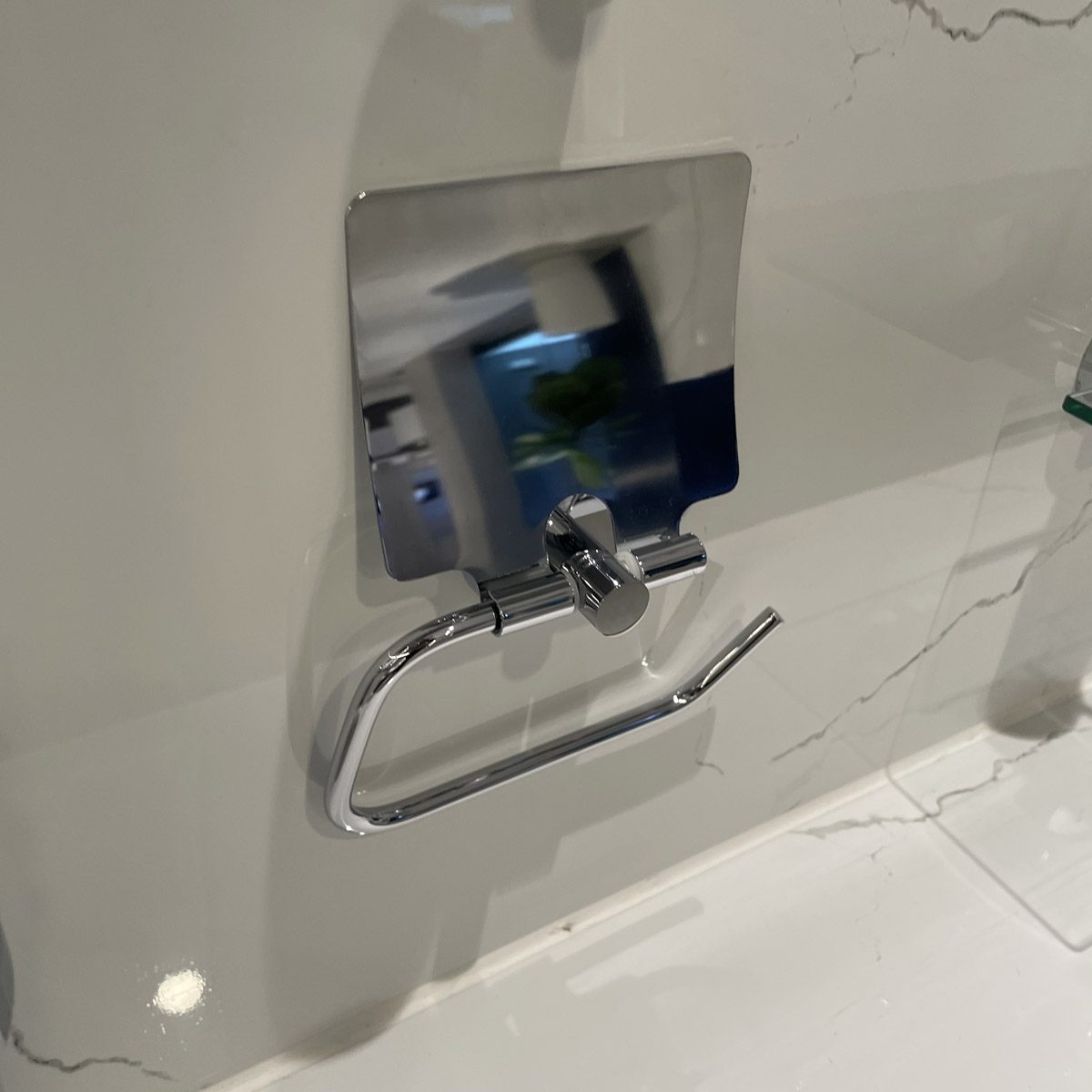 Lô giấy vệ sinh có nắp Essentials GROHE 40367001