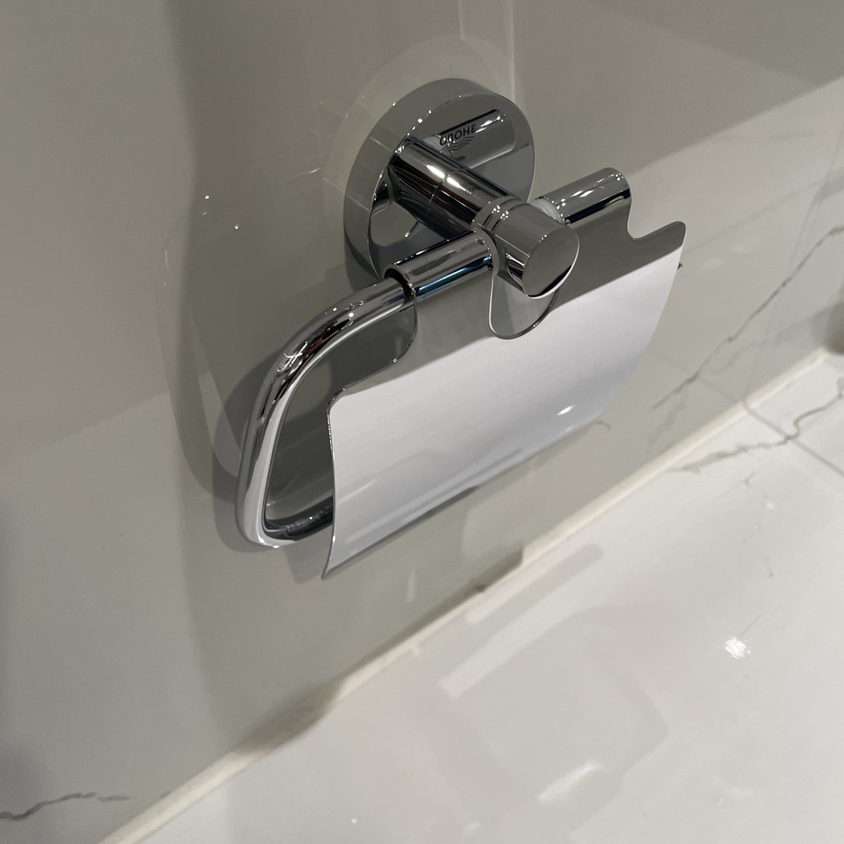 Lô giấy vệ sinh có nắp Essentials GROHE 40367001
