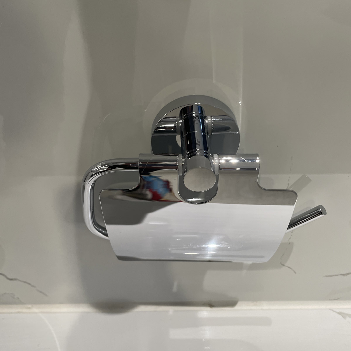 Lô giấy vệ sinh có nắp Essentials GROHE 40367001