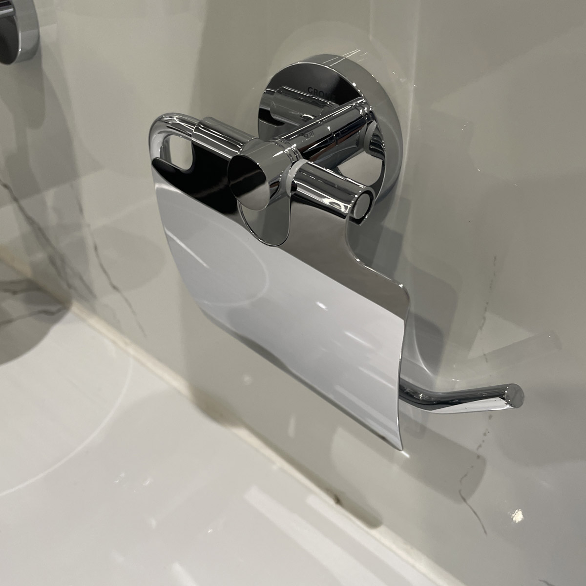 Lô giấy vệ sinh có nắp Essentials GROHE 40367001
