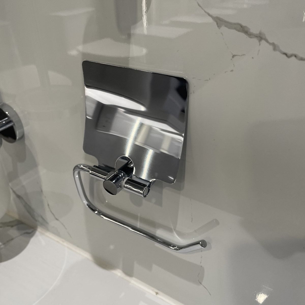 Lô giấy vệ sinh có nắp Essentials GROHE 40367001