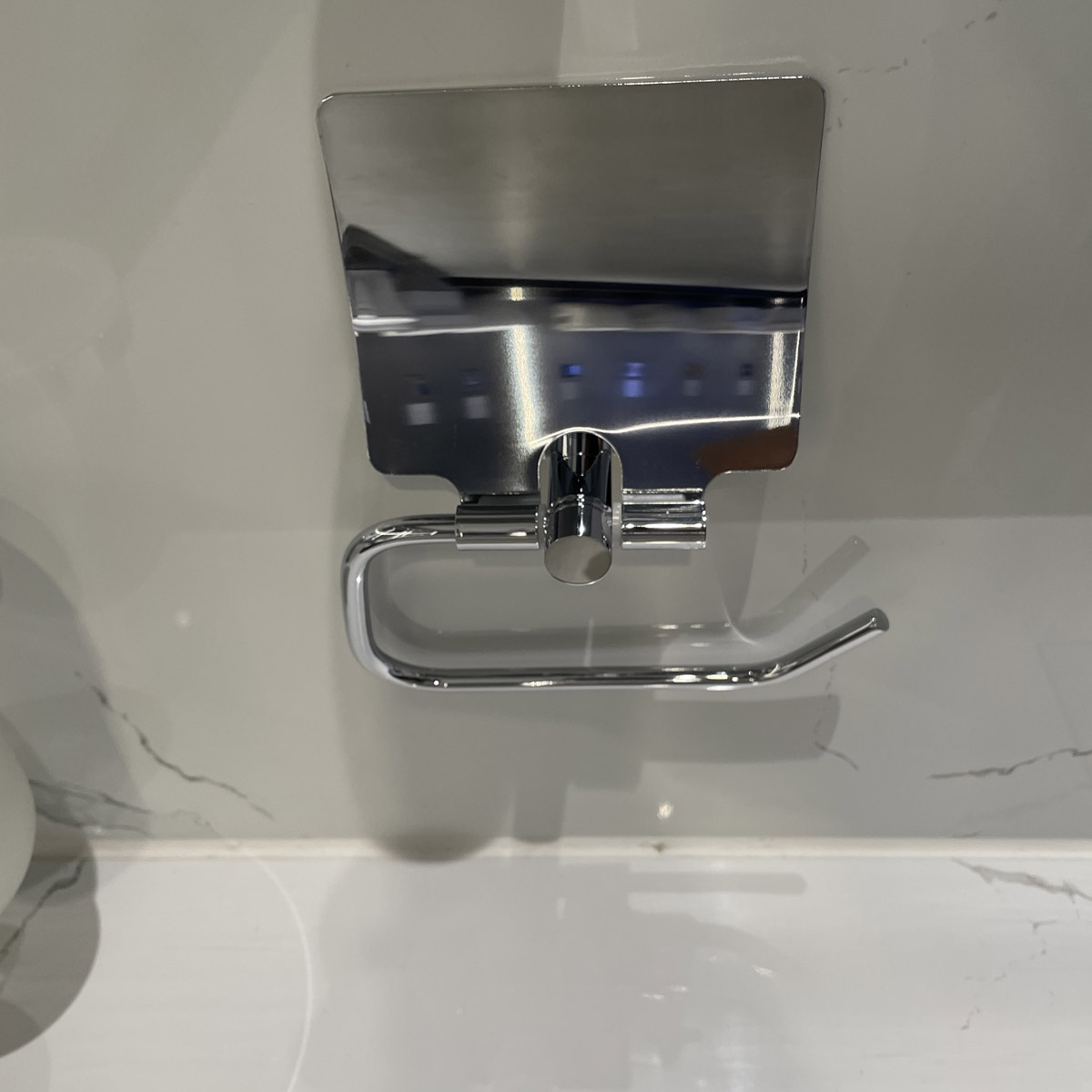 Lô giấy vệ sinh có nắp Essentials GROHE 40367001