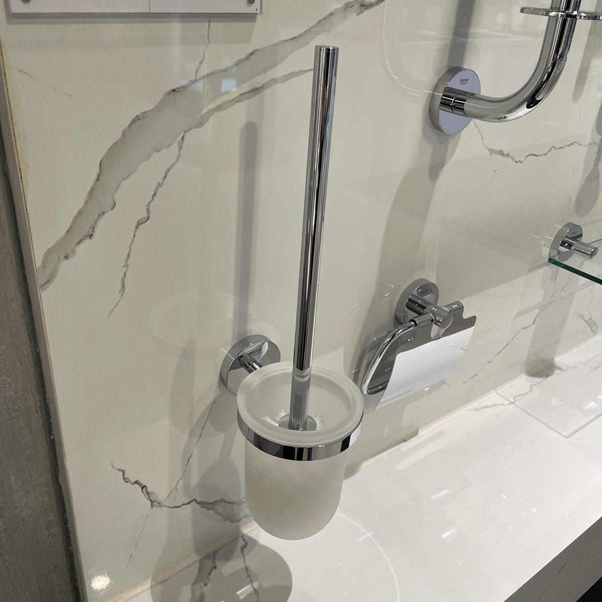 Bộ cọ cầu vệ sinh gắn tường Essentials GROHE 40374001