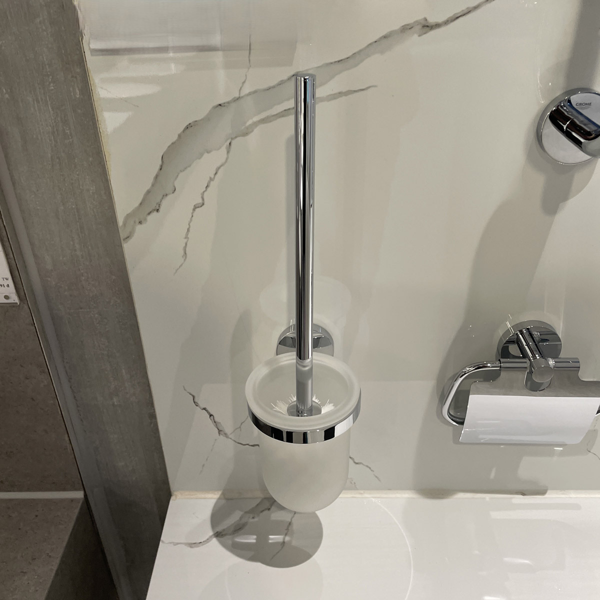 Bộ cọ cầu vệ sinh gắn tường Essentials GROHE 40374001