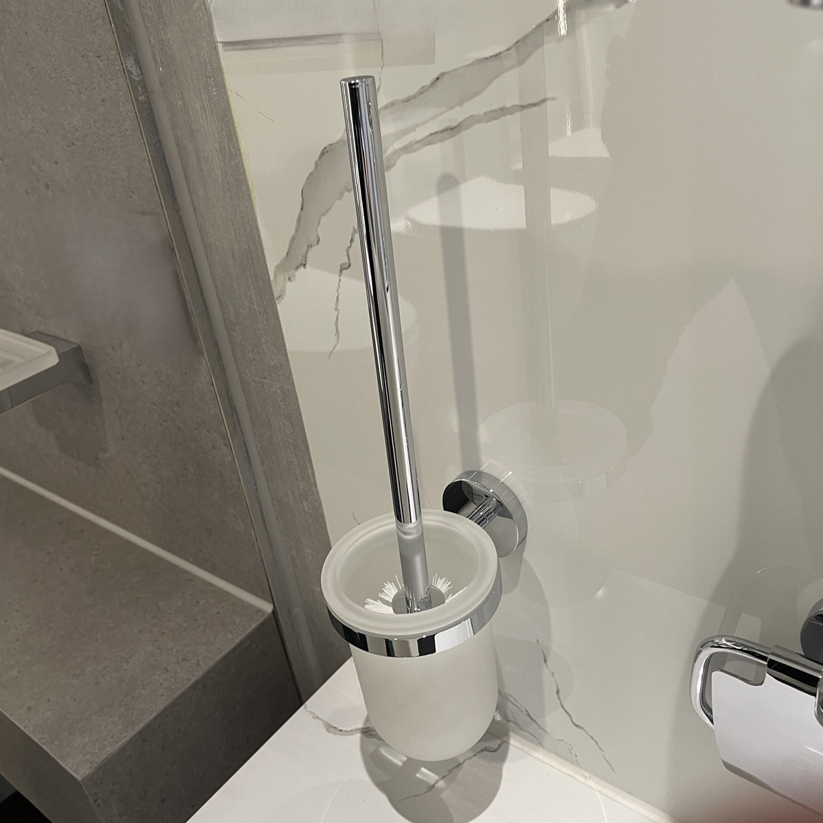 Bộ cọ cầu vệ sinh gắn tường Essentials GROHE 40374001