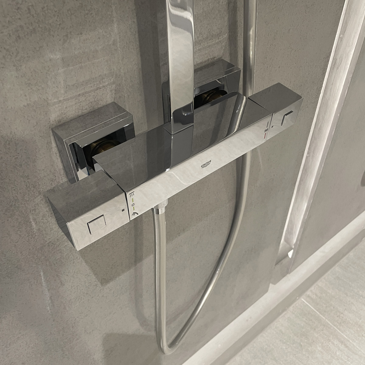 Bộ sen cây tắm đứng nhiệt độ Euphoria Cube GROHE 26087000