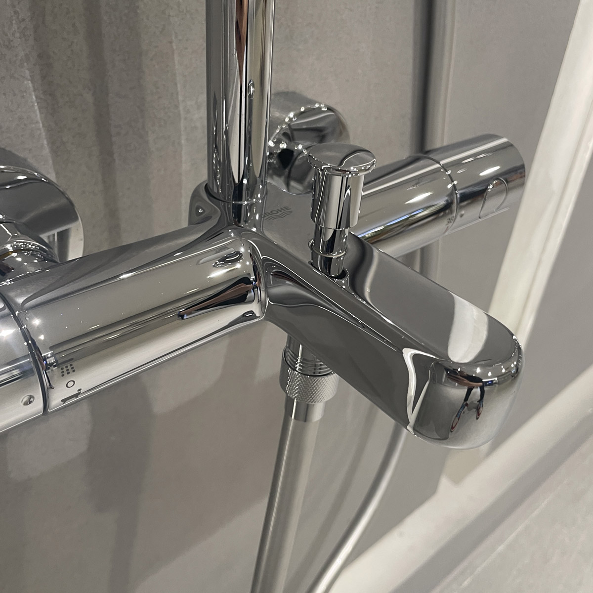 Bộ sen cây tắm đứng nhiệt độ Tempesta Cosmopolitan GROHE 26223001