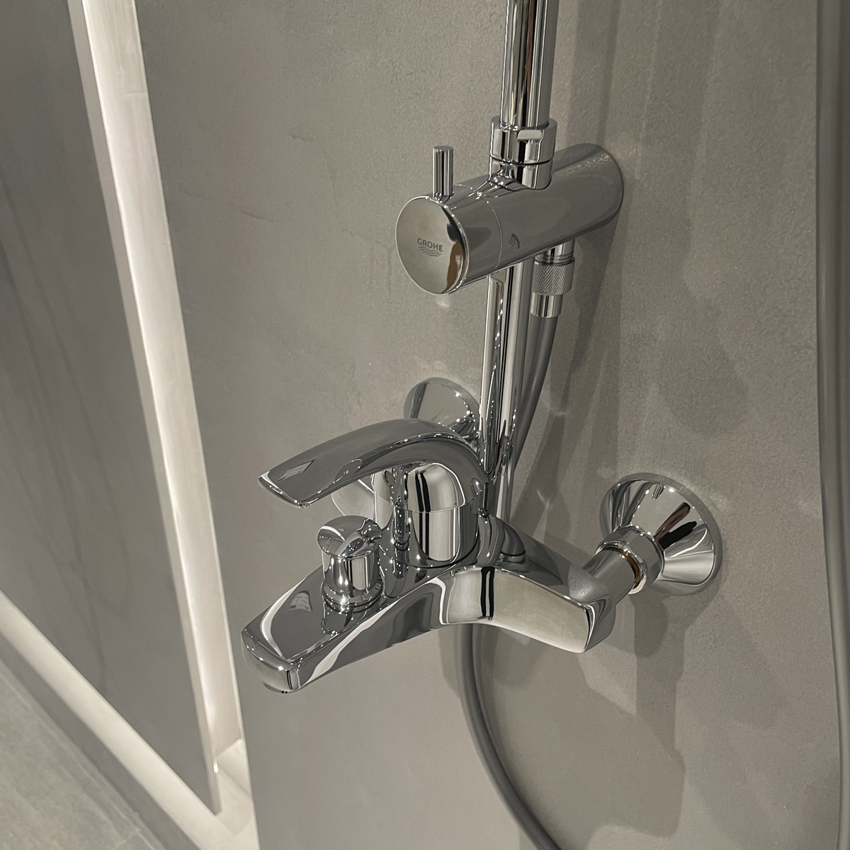 Bộ sen tắm nóng lạnh New Tempesta Cosmopolian Grohe 26305001