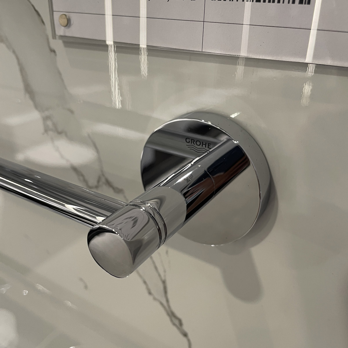 Thanh treo khăn Essentials 600mm GROHE 40366001