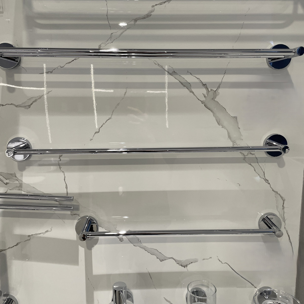 Thanh treo khăn Essentials 600mm GROHE 40366001