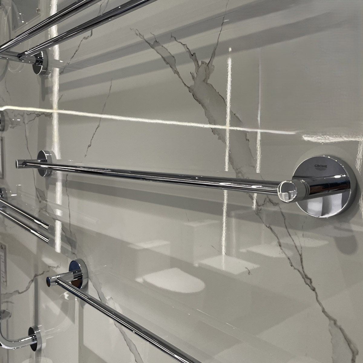 Thanh treo khăn Essentials 600mm GROHE 40366001