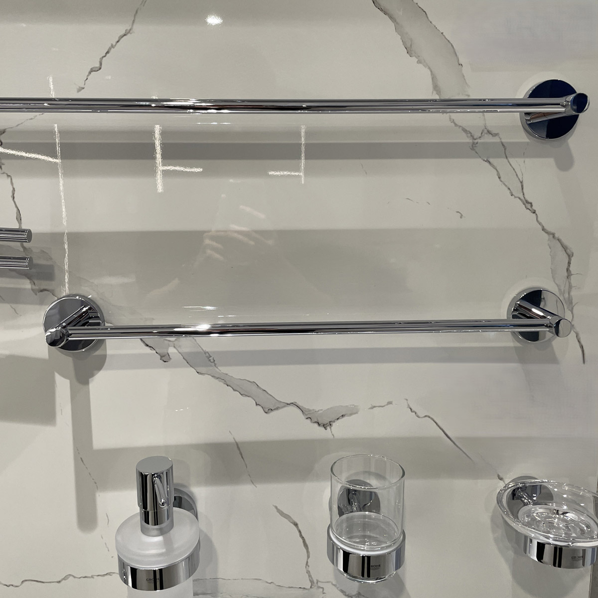 Thanh treo khăn đơn Essentials GROHE 40688001