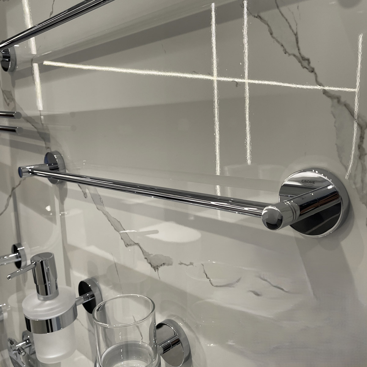 Thanh treo khăn đơn Essentials GROHE 40688001