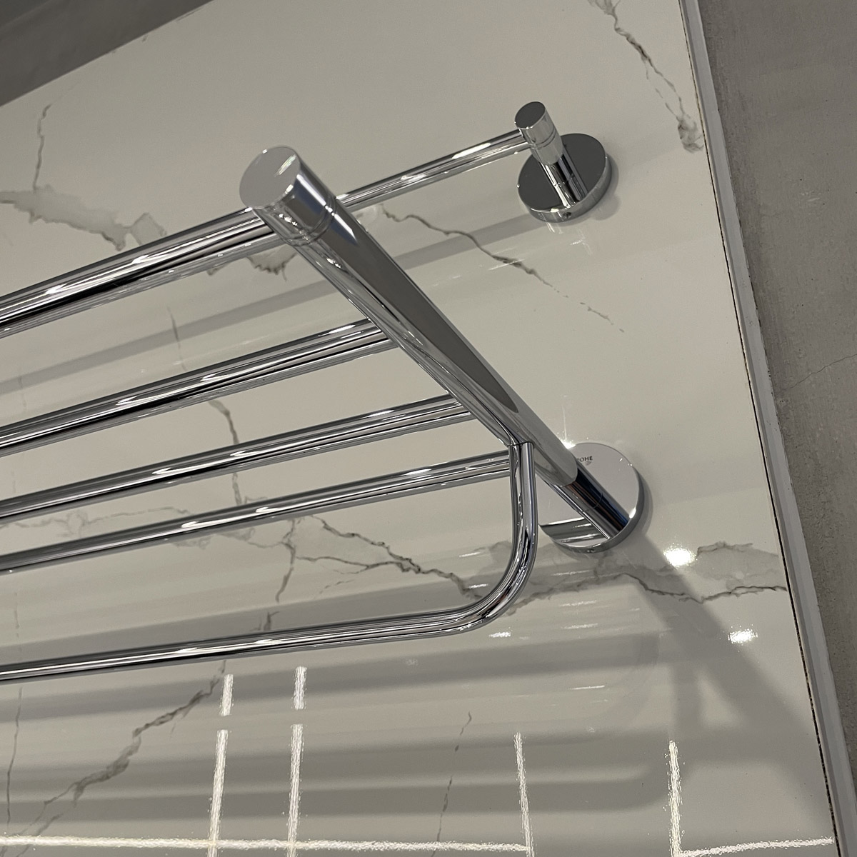 Thanh treo khăn Essentials 550mm GROHE 40800001