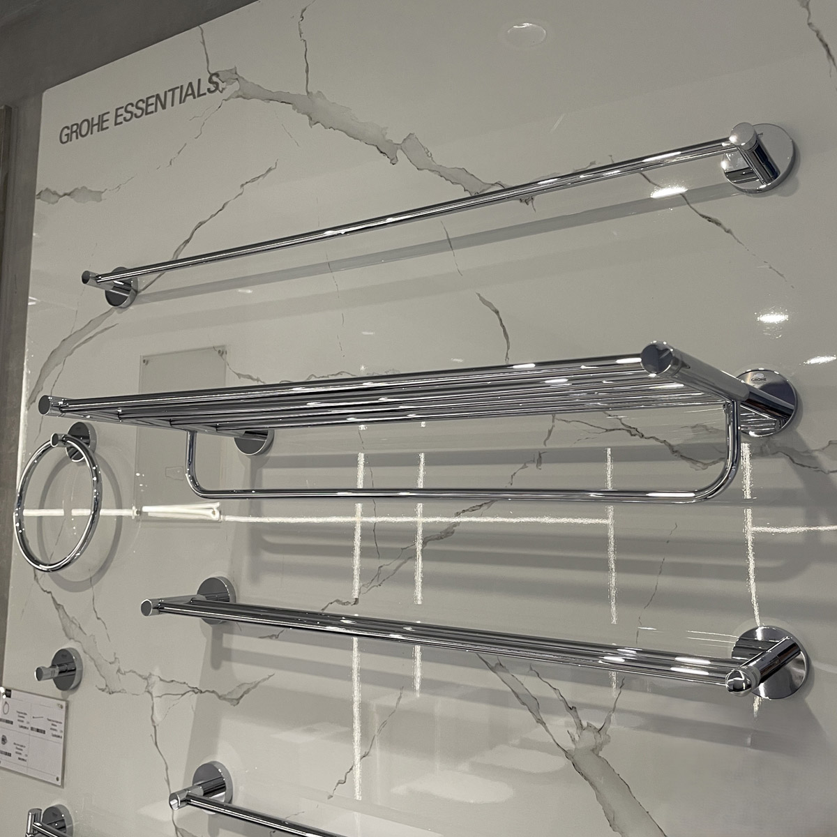 Thanh treo khăn Essentials 550mm GROHE 40800001