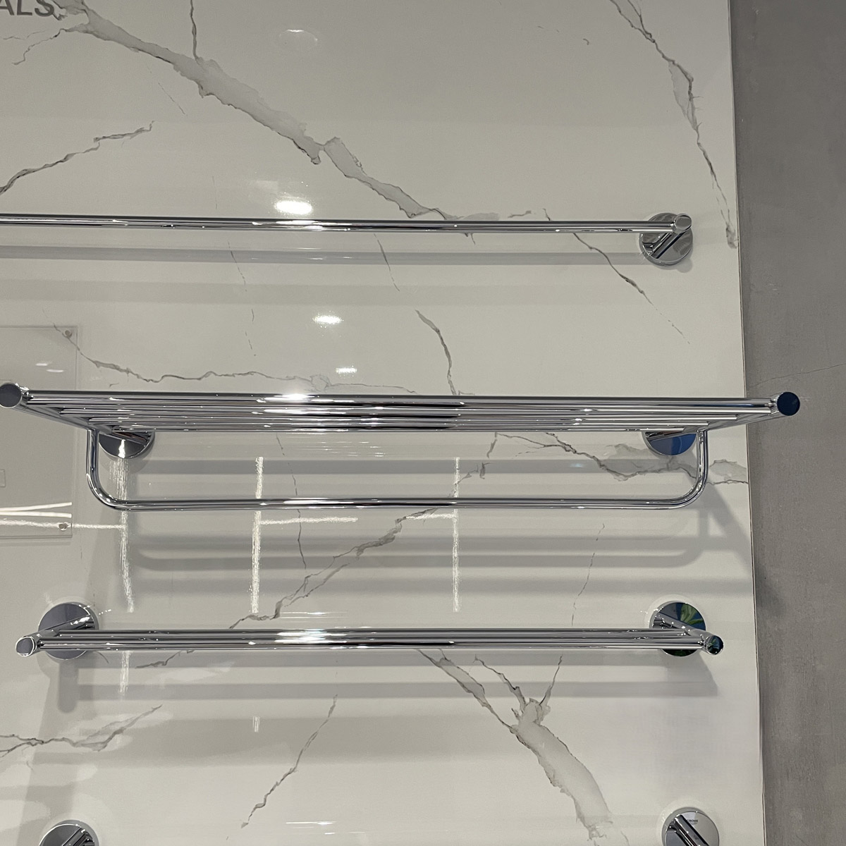 Thanh treo khăn Essentials 550mm GROHE 40800001