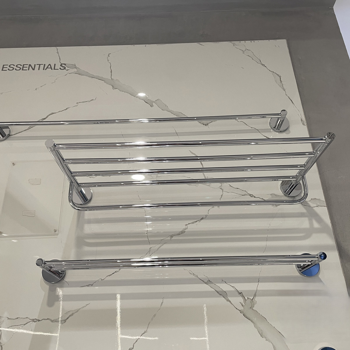 Thanh treo khăn Essentials 550mm GROHE 40800001