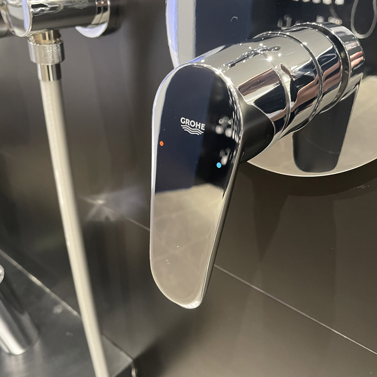 Van nóng lạnh kèm chuyển hướng 2 đường Eurodisc Cosmopolitan GROHE 24056002