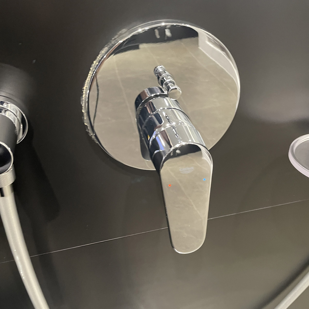 Van nóng lạnh kèm chuyển hướng 2 đường Eurodisc Cosmopolitan GROHE 24056002