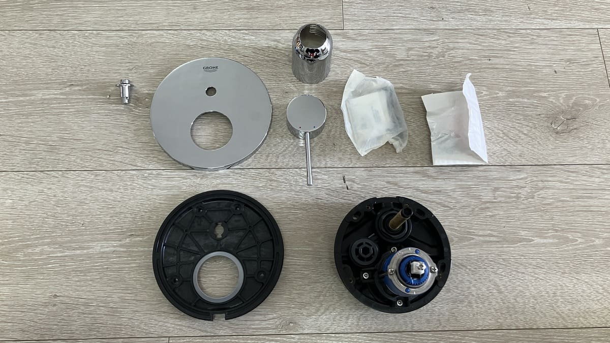Bộ trộn sen âm tường 2 chế độ Essence GROHE 24058001