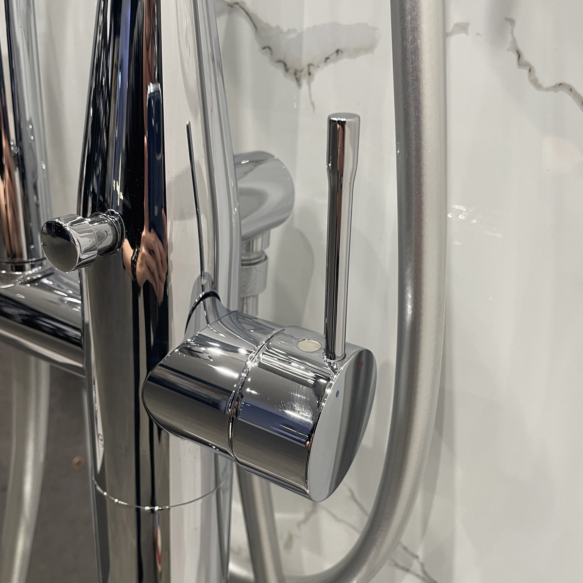 Vòi bồn tắm đặt sàn nóng lạnh Essence GROHE 23491001