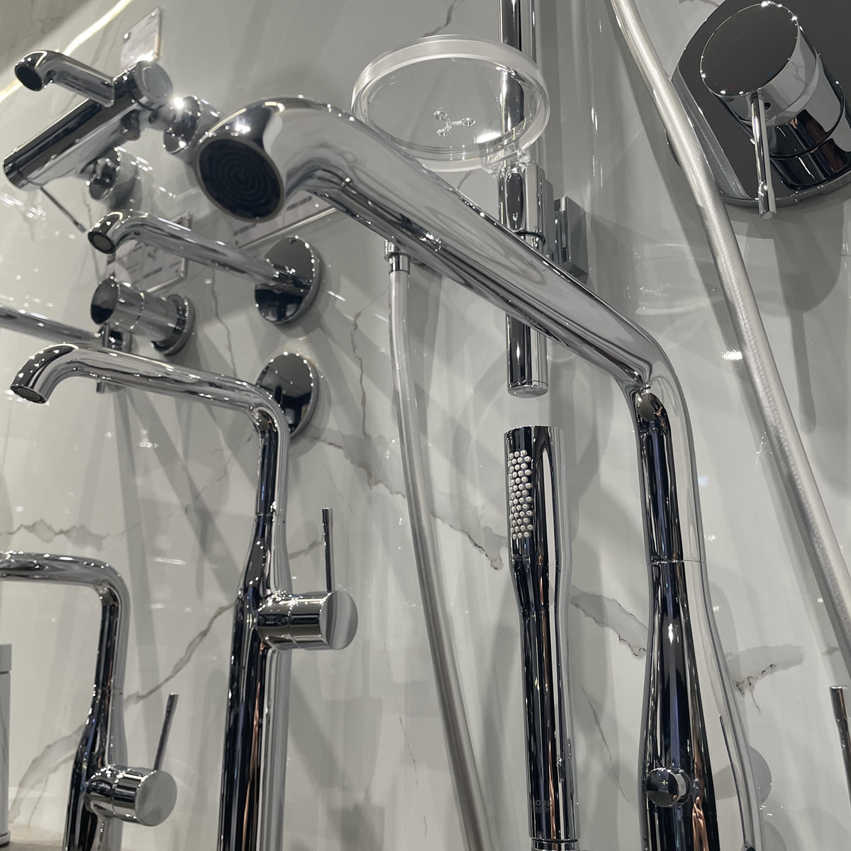 Vòi bồn tắm đặt sàn nóng lạnh Essence GROHE 23491001