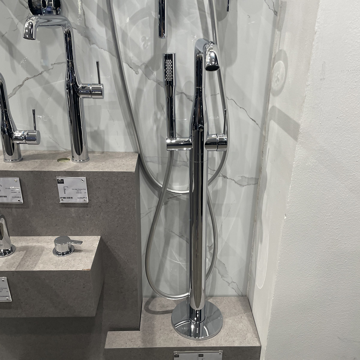 Vòi bồn tắm đặt sàn nóng lạnh Essence GROHE 23491001