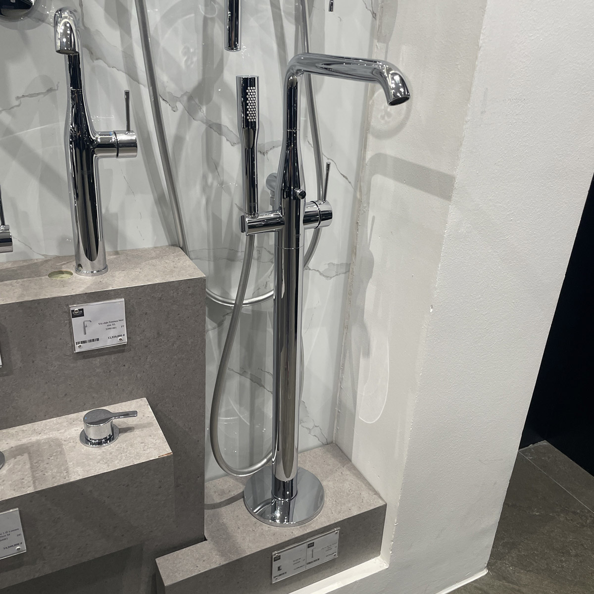 Vòi bồn tắm đặt sàn nóng lạnh Essence GROHE 23491001