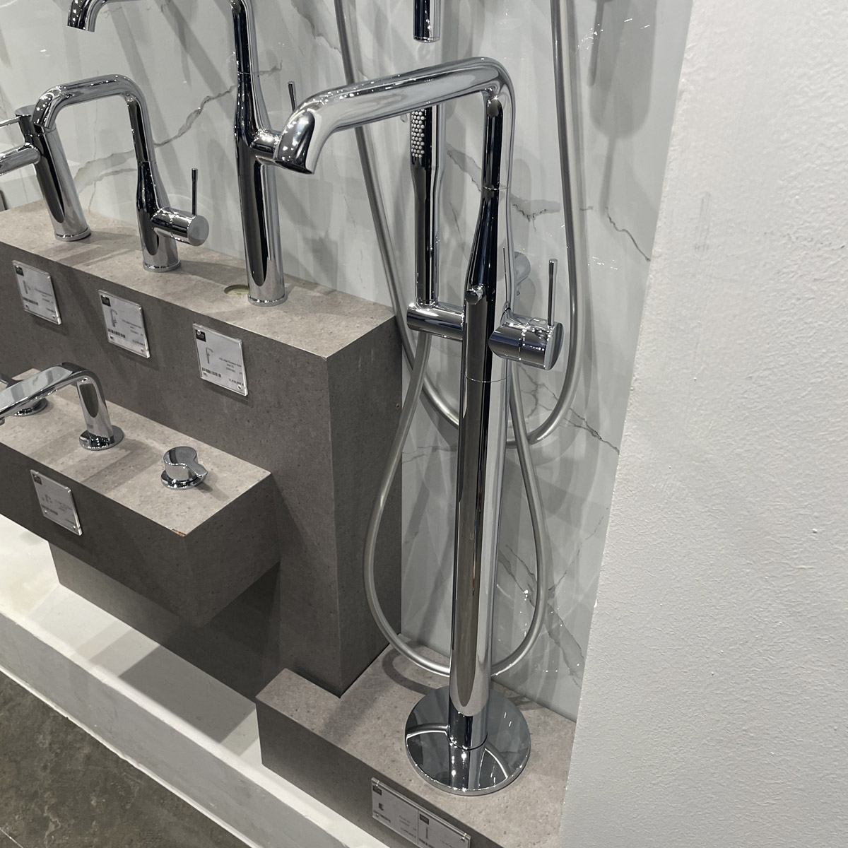 Vòi bồn tắm đặt sàn nóng lạnh Essence GROHE 23491001