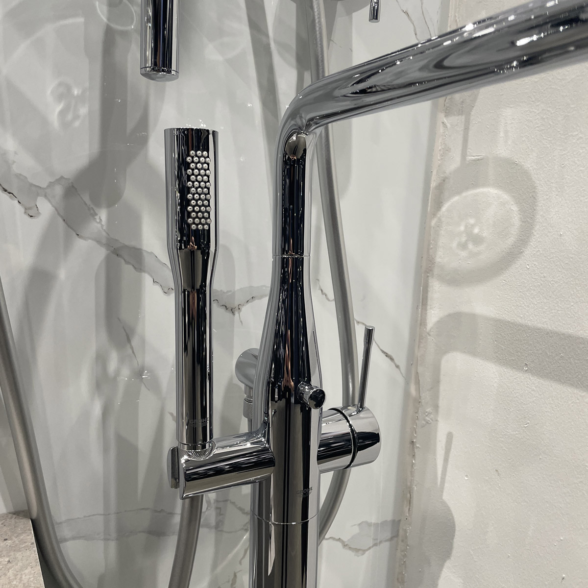 Vòi bồn tắm đặt sàn nóng lạnh Essence GROHE 23491001