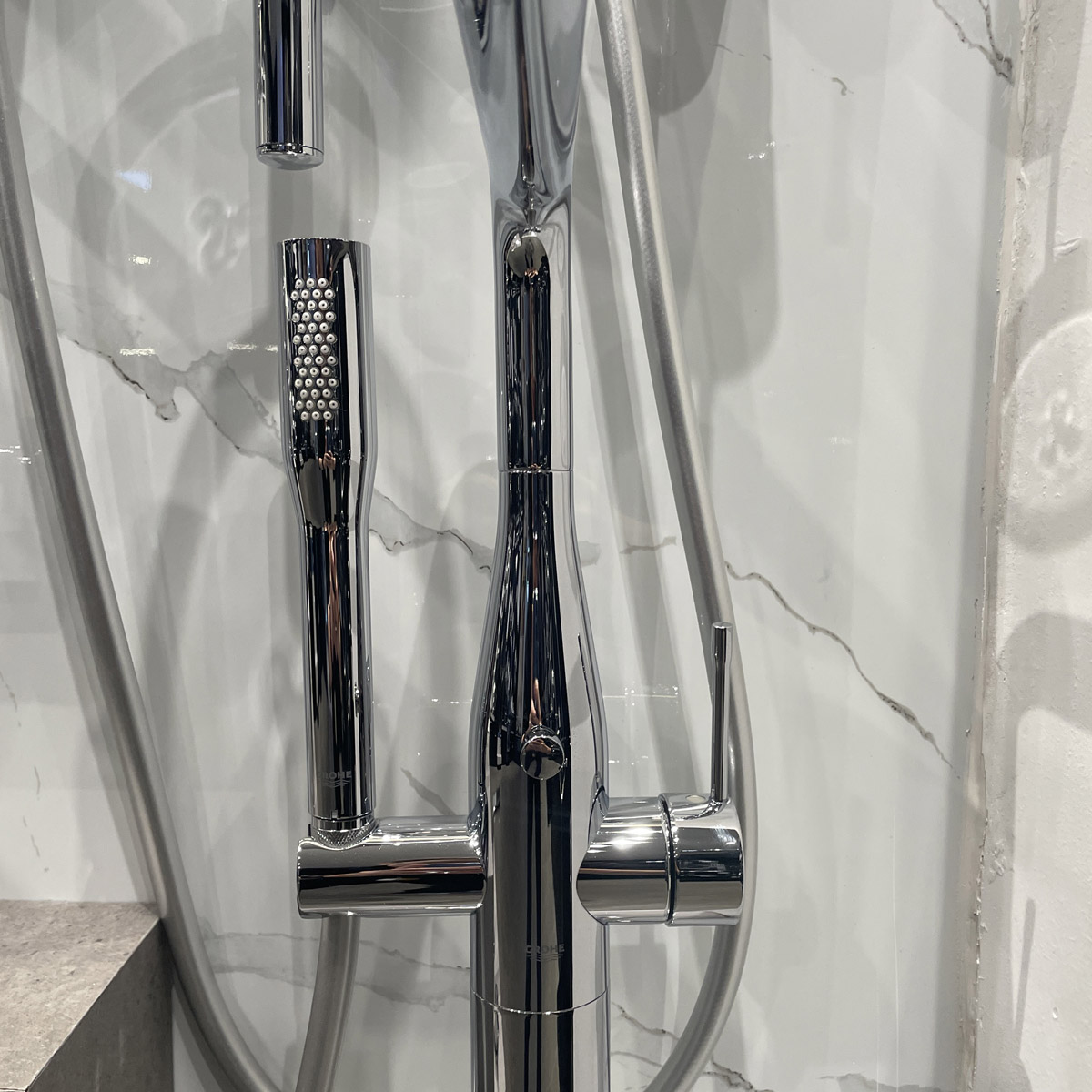 Vòi bồn tắm đặt sàn nóng lạnh Essence GROHE 23491001