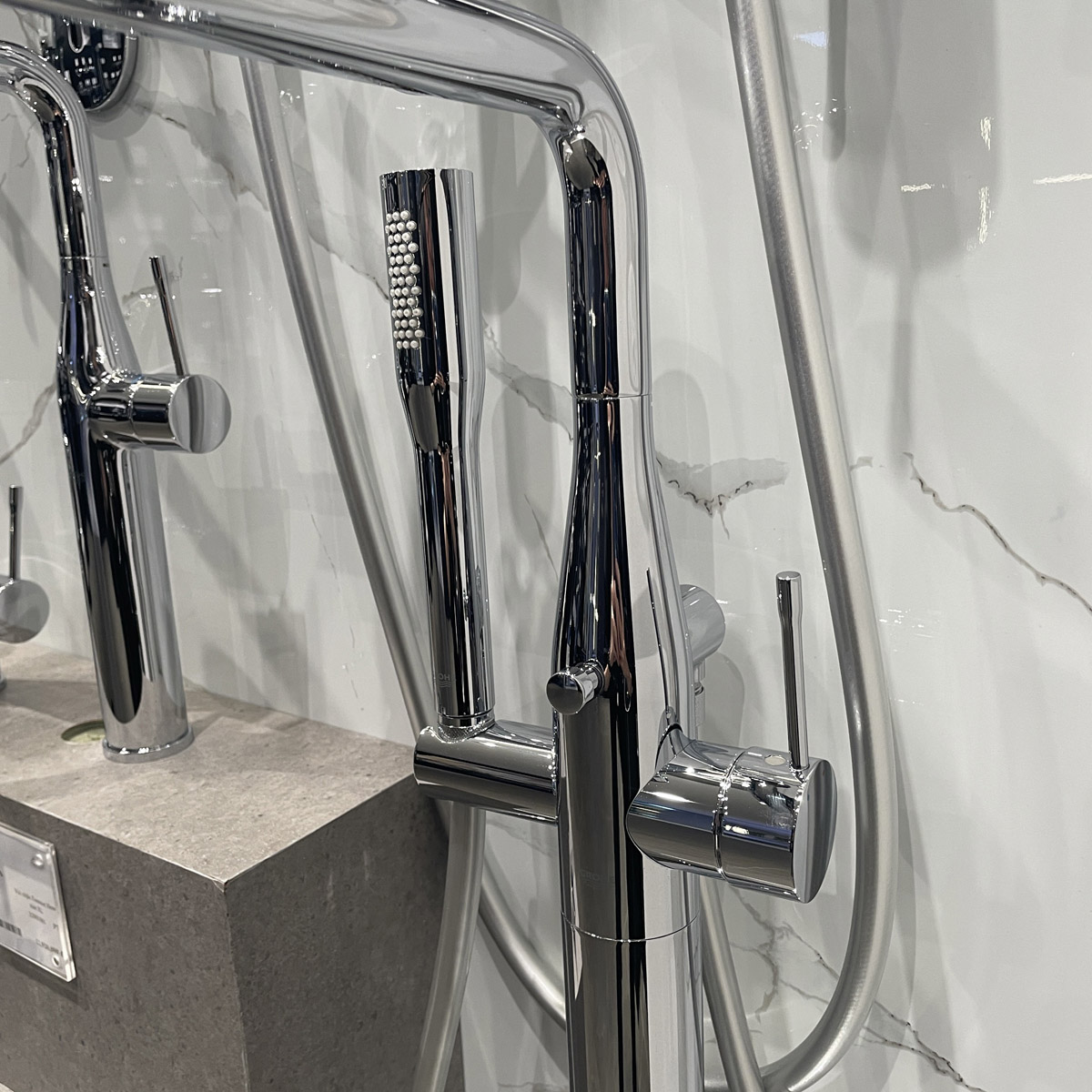 Vòi bồn tắm đặt sàn nóng lạnh Essence GROHE 23491001