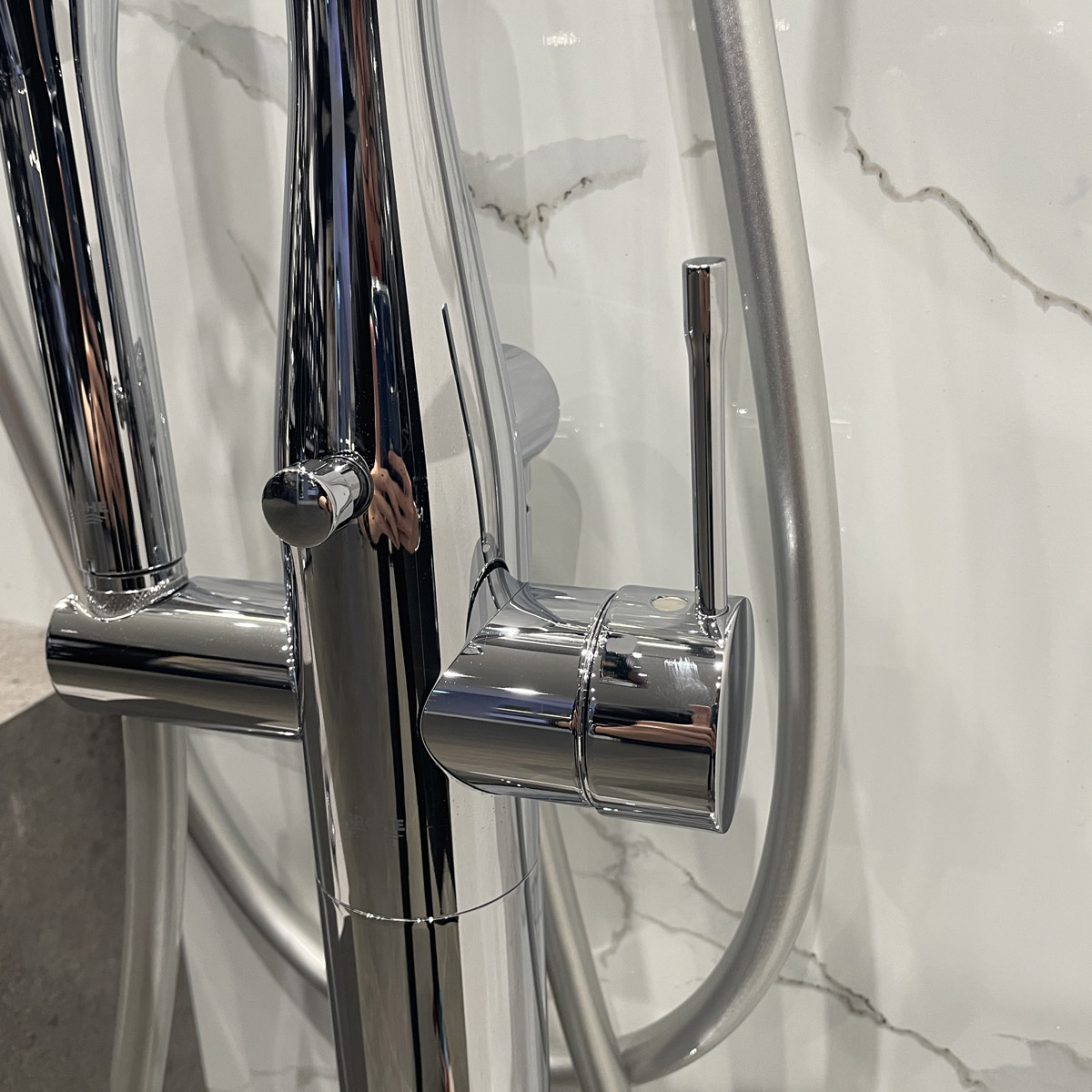 Vòi bồn tắm đặt sàn nóng lạnh Essence GROHE 23491001