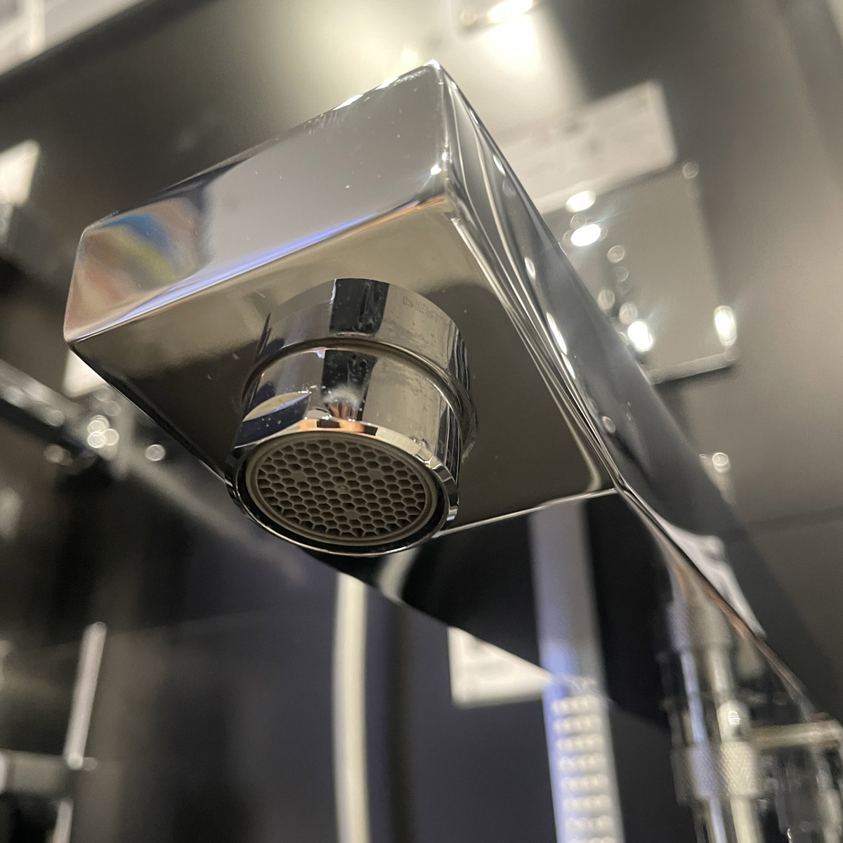 Vòi tắm đặt sàn Eurocube Joy GROHE 23667001