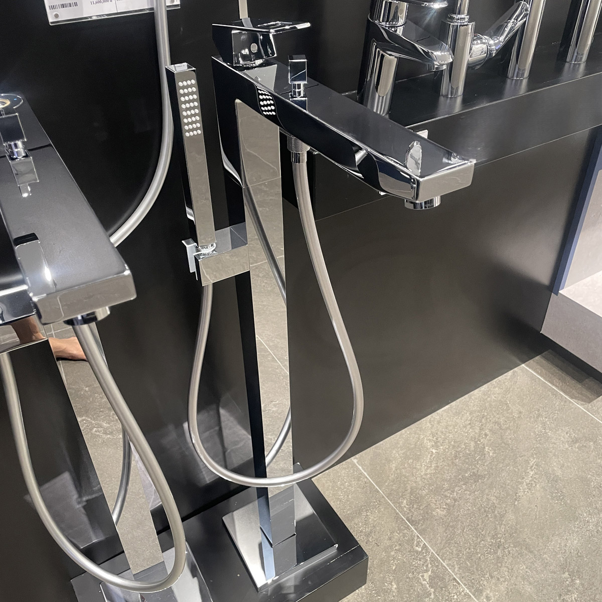 Vòi bồn tắm đặt sàn Eurocube Grohe 23672001