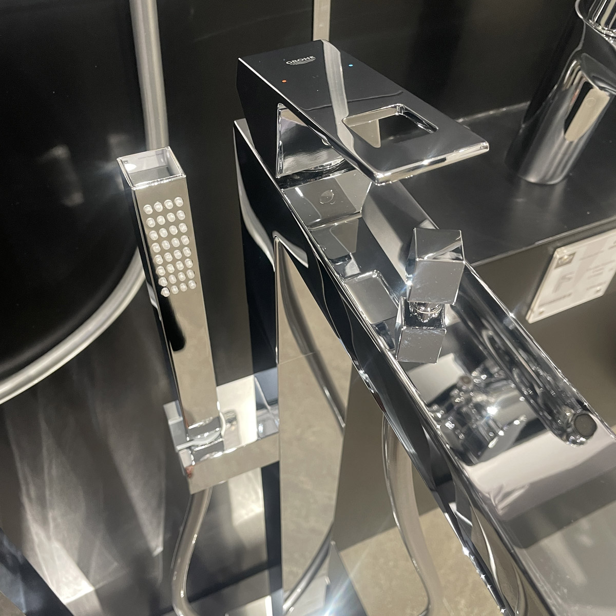 Vòi bồn tắm đặt sàn Eurocube Grohe 23672001